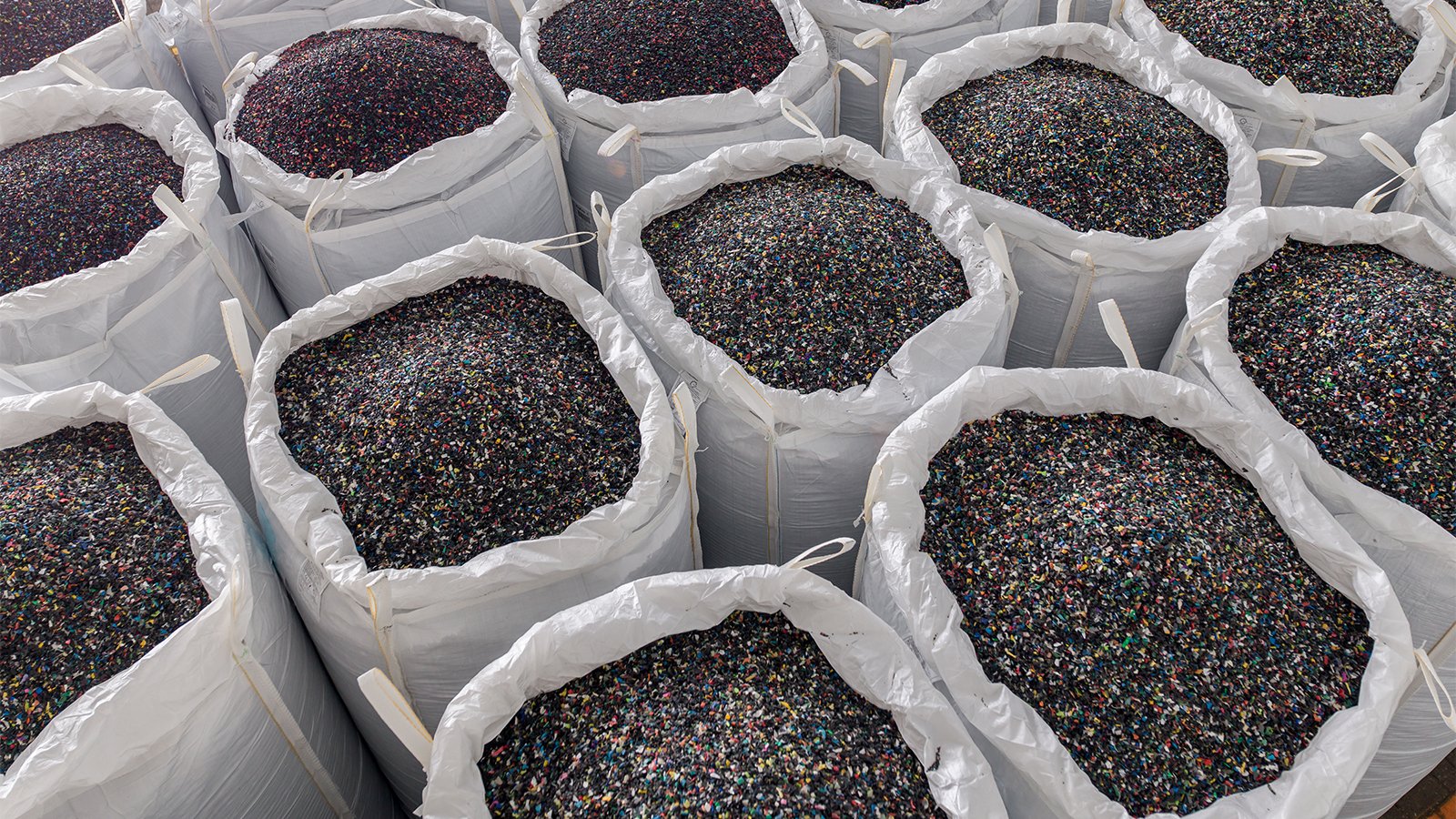Kunststof korrels in zakken