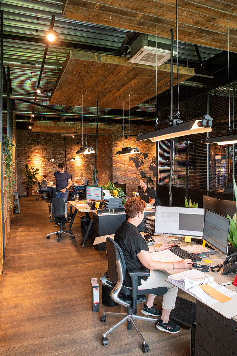 Administratief medewerker aan het werk bij Q-Pall kantoor Veghel